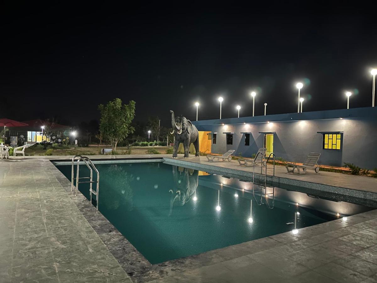Modhera Sunrise Resort - Tents Bhungas Jungle Restaurants & Candlelight Dining Kalri 외부 사진